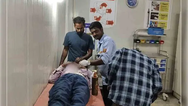 రోగికి కుట్లు వేసిన సెక్యూరిటీ గార్డు..  నెటిజన్ల ఆగ్రహం