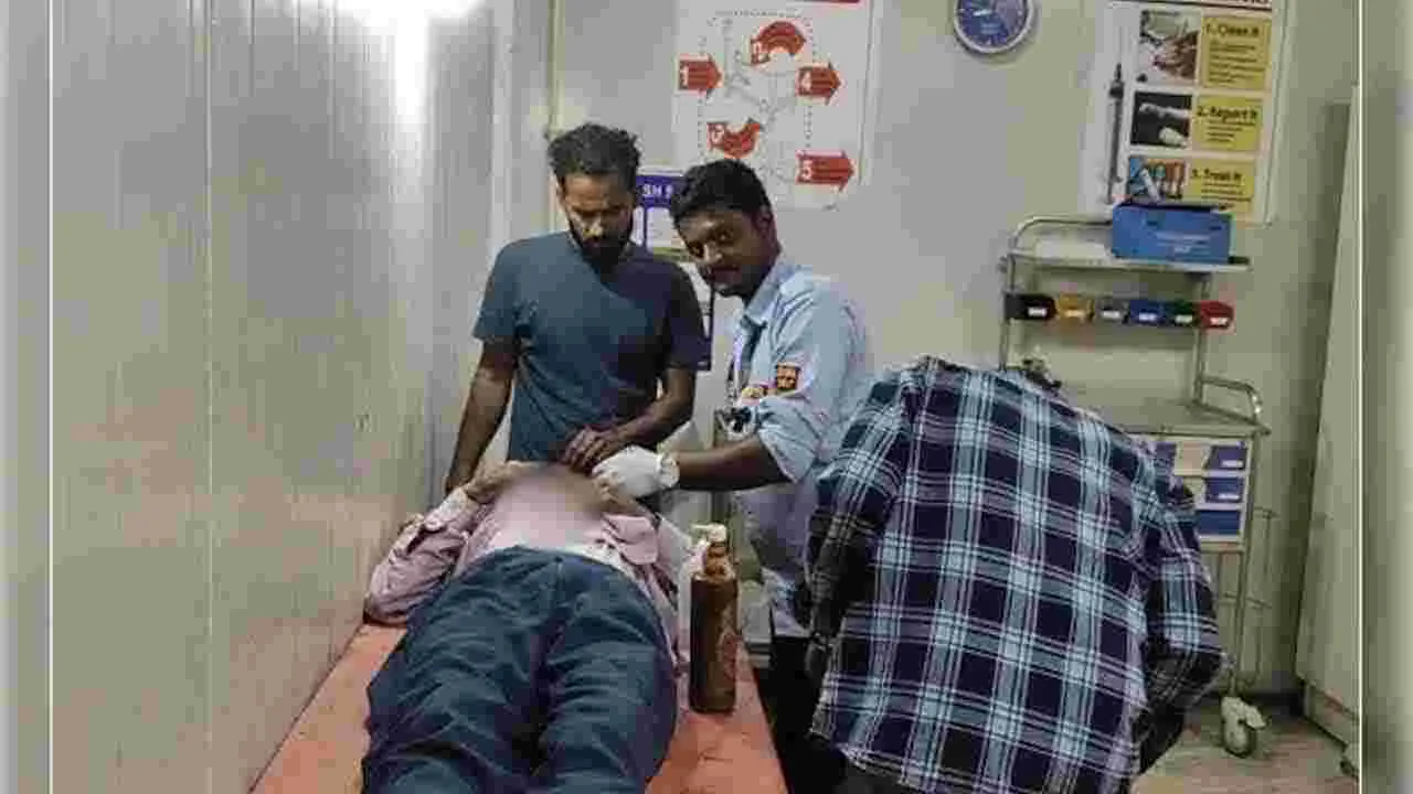 రోగికి కుట్లు వేసిన సెక్యూరిటీ గార్డు..  నెటిజన్ల ఆగ్రహం