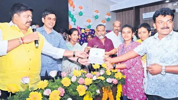 Shining Stars: విద్యతోపాటు వ్యక్తిత్వమూ ముఖ్యం 