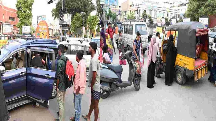 కొనసాగుతున్న ఆర్టీసీ కార్మికుల ఆందోళన.. డిపోలకే పరిమితమైన బస్సులు