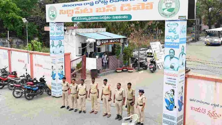 కొనసాగుతున్న ఆర్టీసీ కార్మికుల ఆందోళన.. డిపోలకే పరిమితమైన బస్సులు