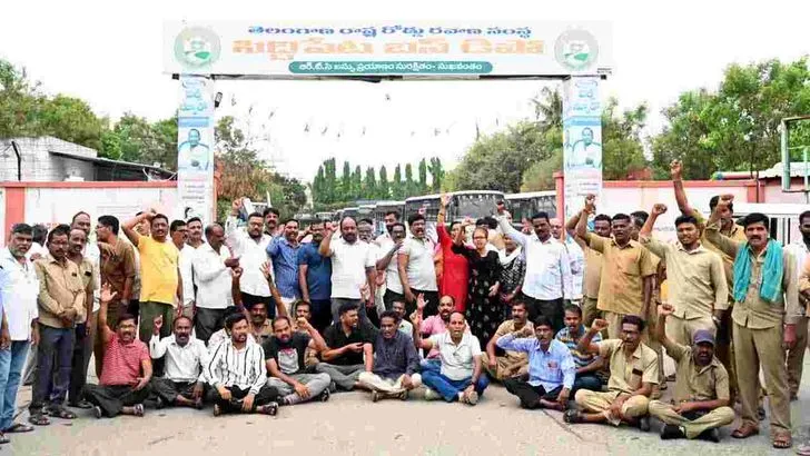 కొనసాగుతున్న ఆర్టీసీ కార్మికుల ఆందోళన.. డిపోలకే పరిమితమైన బస్సులు