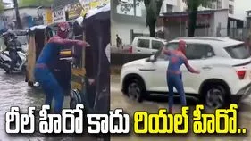 వరదల్లో ప్రయాణికులకు దారి చూపిన 'స్పైడర్‌మ్యాన్'.. వీడియో వైరల్