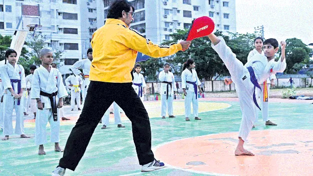 సమ్మర్‌ క్యాంపుల్లో దోపిడీ