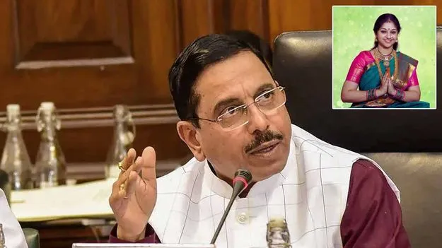 ప్రముఖ యువ గాయని శ్రీలలితకు కేంద్ర మంత్రి ప్రహ్లాద్ జోషి అభినందనలు