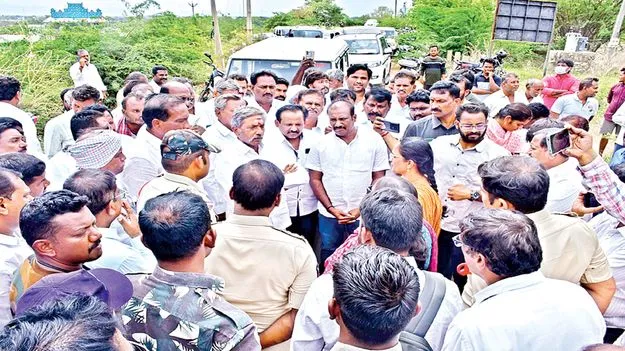 ఎస్సార్బీసీ రైతులకు అన్యాయం చేస్తున్నారు
