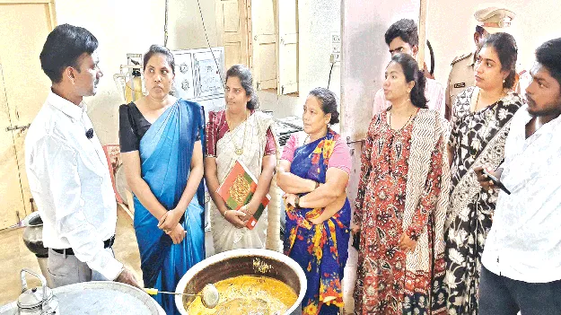 Sambar with Just 1.5 kg Dal      230 మందికి పైగా విద్యార్థినులకు  కేజిన్నర పప్పుతో సాంబారా?