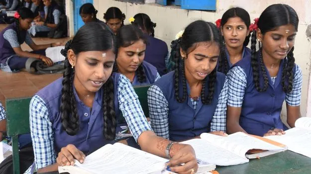 ఏడాదికి రూ.12 వేల స్కాలర్‌షిప్.. వెంటనే అప్లై చేయండి