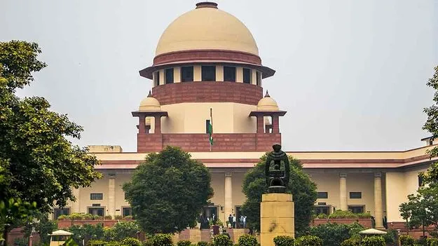 రష్యాలో చిక్కుకుపోయిన 26 మంది భారతీయులు.. కేంద్రాన్ని వివరణ కోరిన సుప్రీంకోర్టు