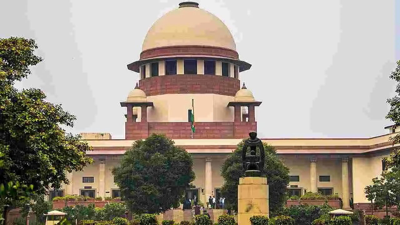 రష్యాలో చిక్కుకుపోయిన 26 మంది భారతీయులు.. కేంద్రాన్ని వివరణ కోరిన సుప్రీంకోర్టు