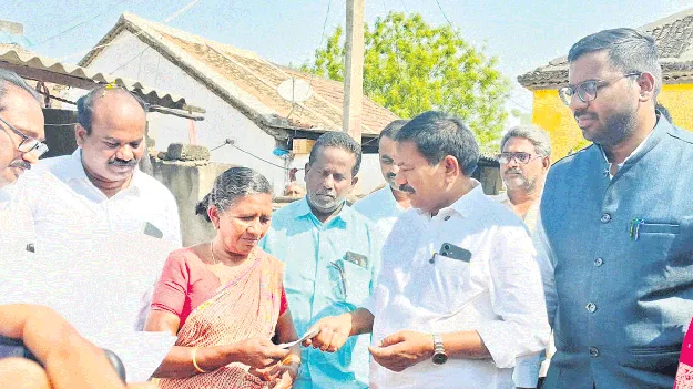 సందడిగా పింఛన్‌ల పంపిణీ