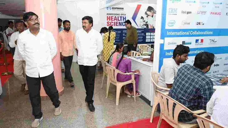 ఏబీఎన్ ఆంధ్రజ్యోతి ఆధ్వర్యంలో విద్యా జ్యోతి కార్యక్రమం.. రెండో రోజు విశేష స్పందన