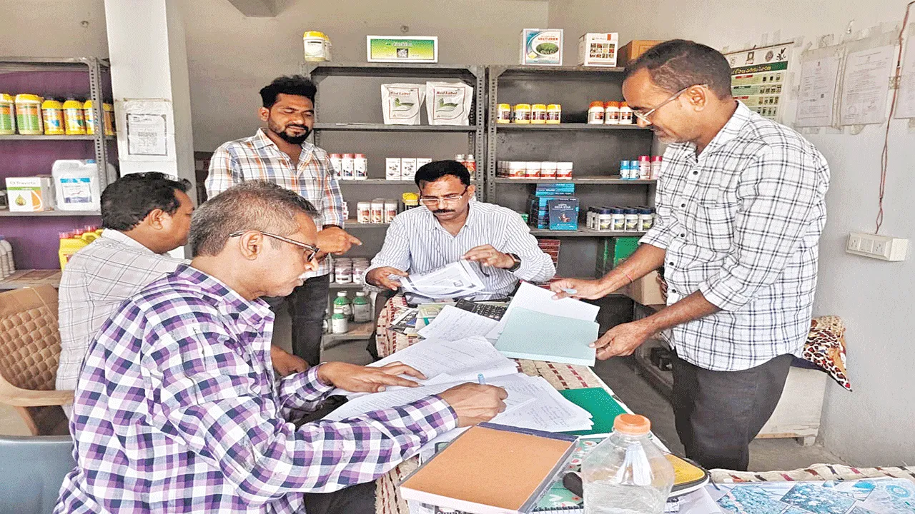 Banned Cotton Seeds నిషేధిత పత్తి విత్తనాలు విక్రయిస్తే కఠిన చర్యలు