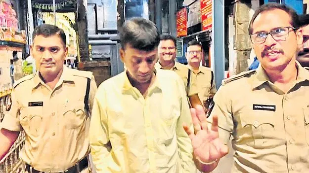 Srikalahasti: ముక్కంటి ఆలయ హుండీలో చోరీ