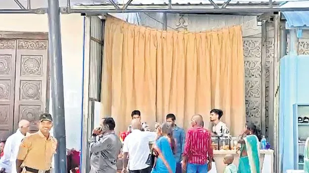 Tirumala: అనుమతుల్లేని దుకాణం!