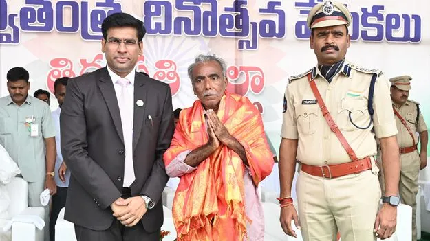 వాడవాడలా మువ్వన్నెల రెపరెపలు