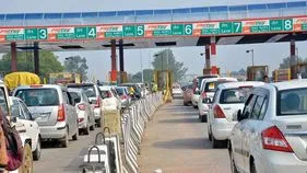 వాహనదారులకు కీలక అప్‌డేట్.. టోల్‌ప్లాజాల వద్ద నగదు లావాదేవీలకు స్వస్తి.. 