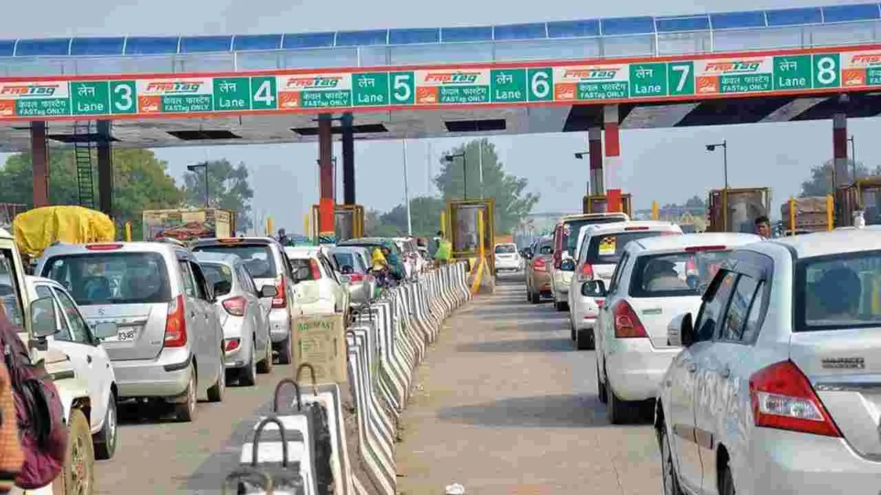 వాహనదారులకు కీలక అప్‌డేట్.. టోల్‌ప్లాజాల వద్ద నగదు లావాదేవీలకు స్వస్తి..