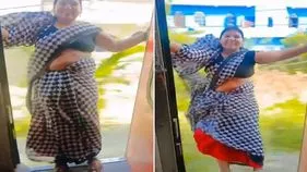 ప్రాణం కంటే రీల్ ముఖ్యమా.. వేగంగా వెళుతున్న రైలుకు వేలాడుతూ మహిళ సాహసం.. 