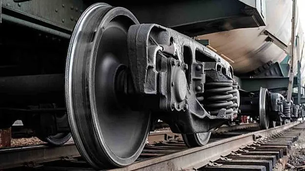 ఎక్స్‌ప్రెస్ రైలు చక్రాల్లో మంటలు.. రైలులో కలకలం