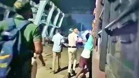 దొంగకు షాకింగ్ అనుభవం.. రైలు కిటికీకి వేలాడుతూ 9 కిలోమీటర్లు..  