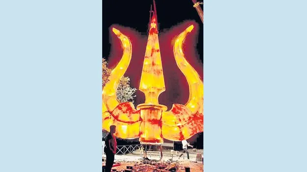 కైలాసగిరిపై సిద్ధమవుతున్న త్రిశూలం