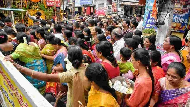 ఉజ్జయినీ మహంకాళి ఆలయానికి పోటెత్తిన భక్తులు