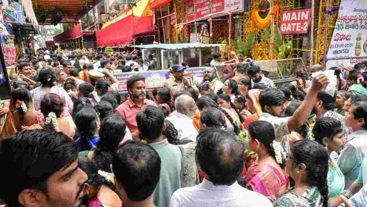 ఉజ్జయినీ మహంకాళి ఆలయానికి పోటెత్తిన భక్తులు
