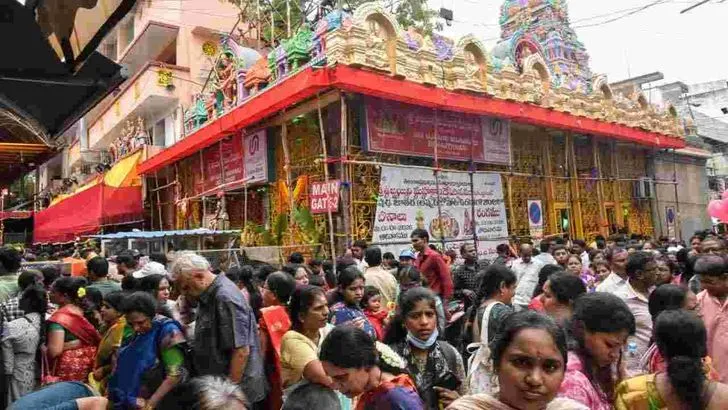 ఉజ్జయినీ మహంకాళి ఆలయానికి పోటెత్తిన భక్తులు
