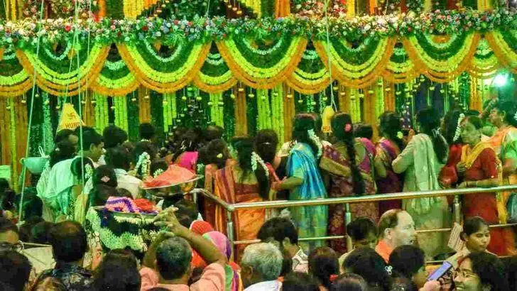 ఉజ్జయినీ మహంకాళి ఆలయానికి పోటెత్తిన భక్తులు