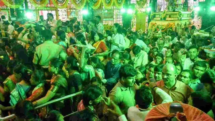 ఉజ్జయినీ మహంకాళి ఆలయానికి పోటెత్తిన భక్తులు