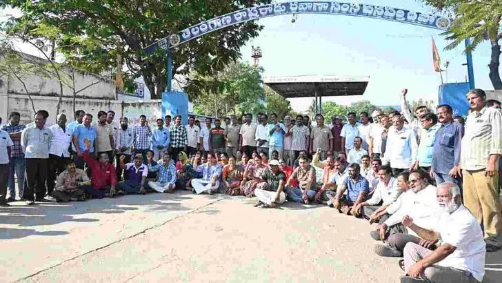 కొనసాగుతున్న ఆర్టీసీ కార్మికుల ఆందోళన.. డిపోలకే పరిమితమైన బస్సులు