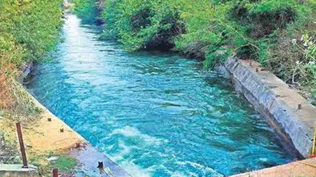 కాల్వలో దూకి ప్రేమజంట ఆత్మహత్యాయత్నం.. యువతి గల్లంతు