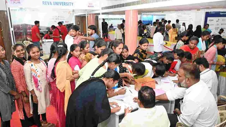 ఏబీఎన్ ఆంధ్రజ్యోతి ఆధ్వర్యంలో విద్యా జ్యోతి కార్యక్రమం.. రెండో రోజు విశేష స్పందన