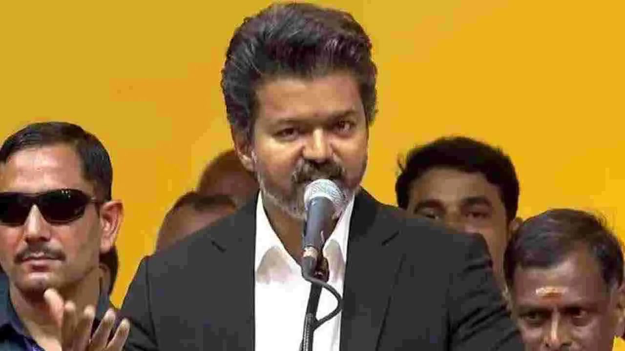 రూ.10 లక్షల కోట్లు అప్పు మిగిల్చి ఖజానా ఖాళీ చేశారు: విజయ్