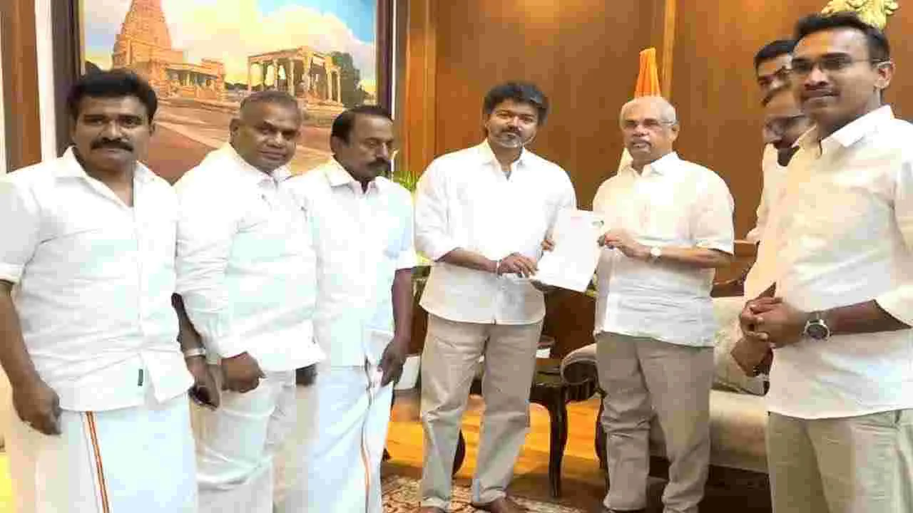 ప్రభుత్వం ఏర్పాటు చేస్తాం.. గవర్నర్‌ను కలిసి విజయ్
