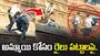 అమ్మాయి కోసం రైలు పట్టాలపై కొట్టుకున్న అబ్బాయిలు