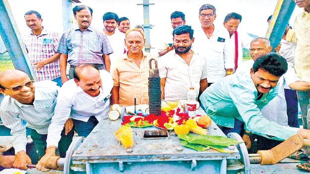   VRS Reservoir  వీఆర్‌ఎస్‌ నుంచి నీరు విడుదల 