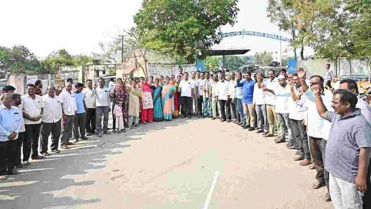 రెండో రోజుకు ఆర్టీసీ సమ్మె.. డిపోలకే పరిమితమైన బస్సులు