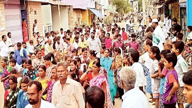 వర్షం కోసం గాడిదలకు వివాహం