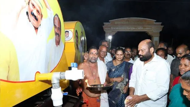 తానా కోశాధికారి రాజా కసుకుర్తి ఆధ్వర్యంలో గ్రామాలకు నీటి ట్యాంకర్ల సహయం