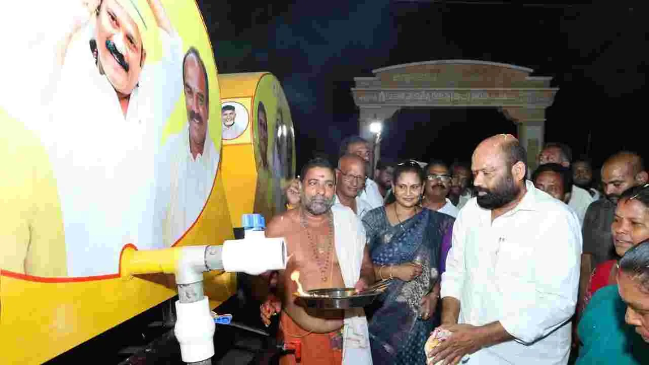 తానా కోశాధికారి రాజా కసుకుర్తి ఆధ్వర్యంలో గ్రామాలకు నీటి ట్యాంకర్ల సహయం