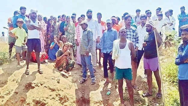    చెరువులో పడి న తల్లీ కూతుళ్లు 