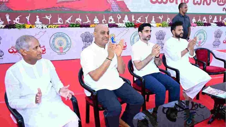 విజయవాడలో యోగా దినోత్సవంలో పాల్గొన్న సీఎం చంద్రబాబు