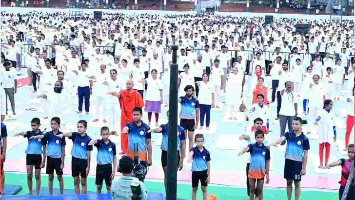 విజయవాడలో యోగా దినోత్సవంలో పాల్గొన్న సీఎం చంద్రబాబు