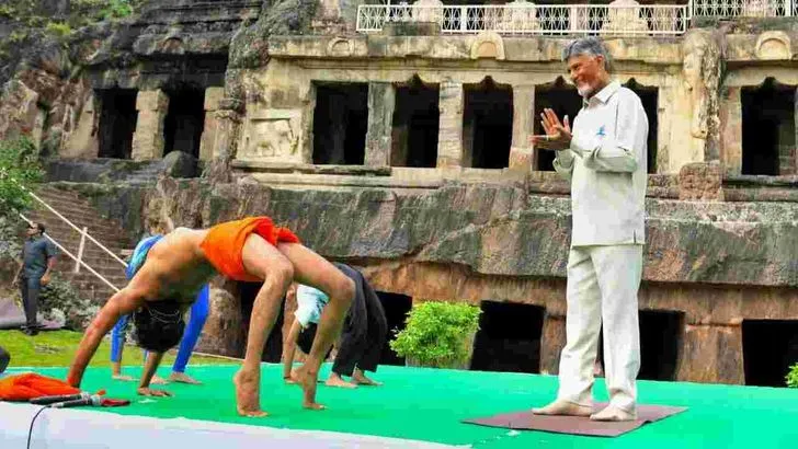 అమరావతి గుహల వద్ద ‘యోగాంధ్ర’.. పాల్గొన్న సీఎం చంద్రబాబు, బాబా రామ్‌దేవ్
