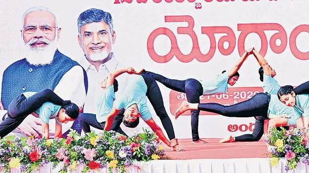 Yoga: ఆసనాలు వేసిన 3.2 లక్షల మంది 