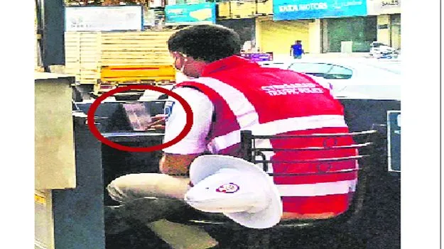 ట్రాఫిక్‌ గాలికొదిలేసి..సెల్‌ఫోన్‌ చూస్తూ..