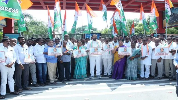 ఎన్నికల కమిషన్‌ తీరుపై కాంగ్రెస్‌ ధర్నా  