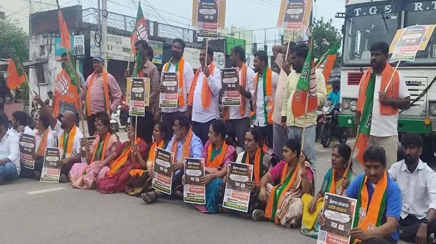 ఫీజు రీయింబర్స్‌మెంట్‌ చెల్లించాలి